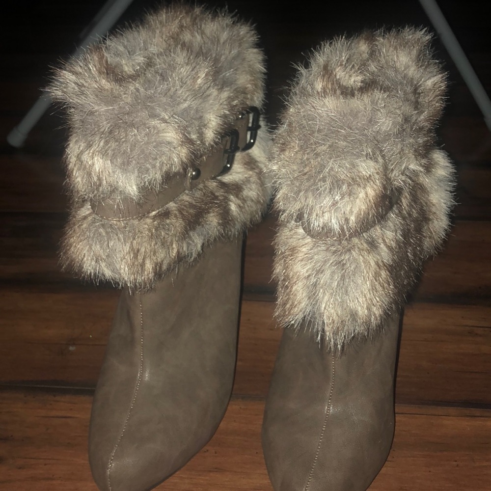 Stylish fall/winter ankle boots with faux fur